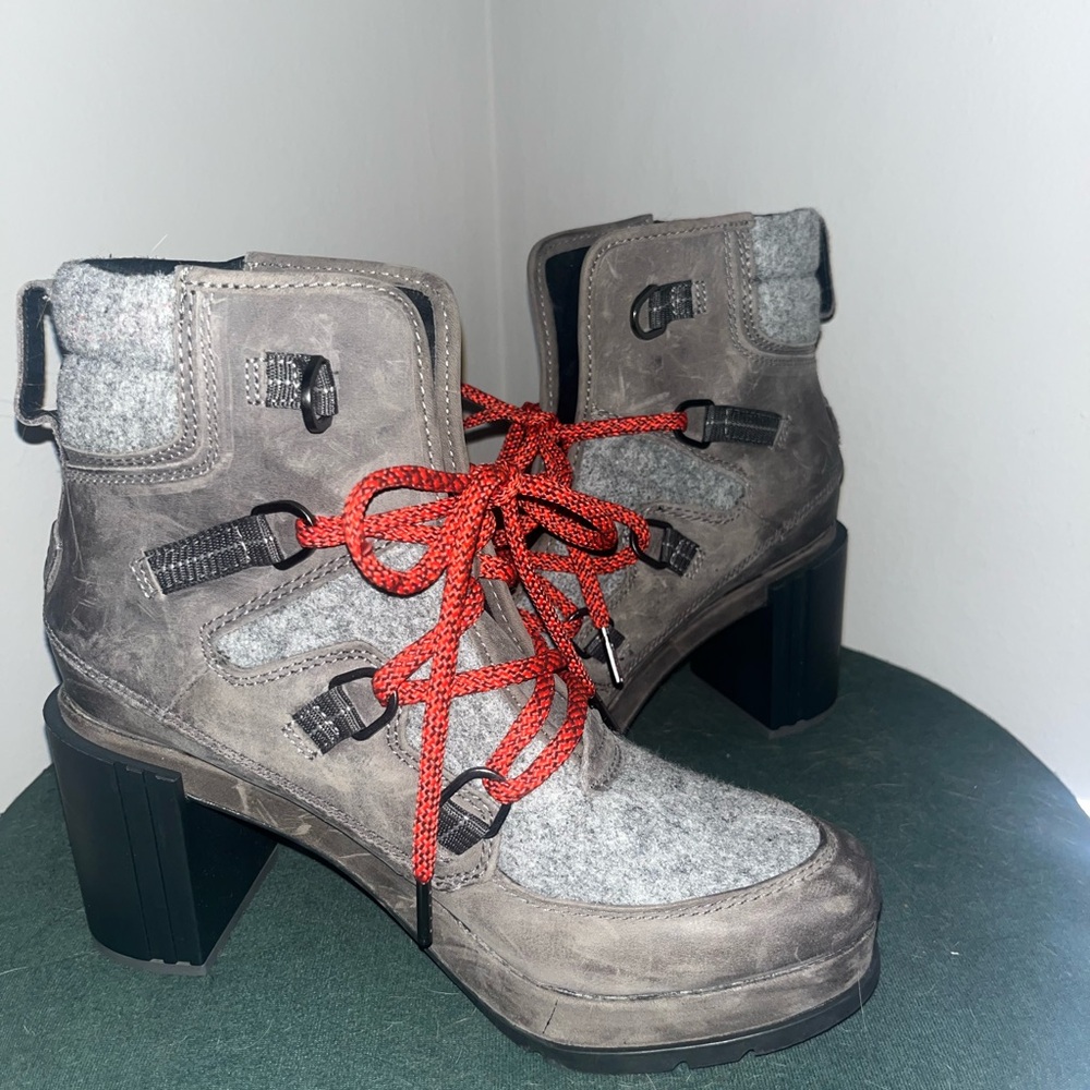 Sorel Tan and Red Lace Up Boots